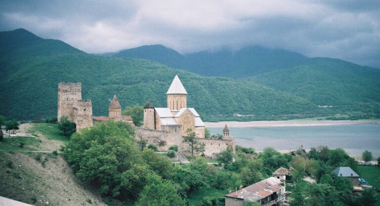 Het kasteel en de kerken van Ananuri aan het stuwmeer Zhinvali, Georgië