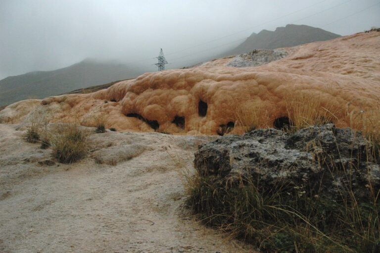 Bergpas met rotsen en nevel in de Kaukasus