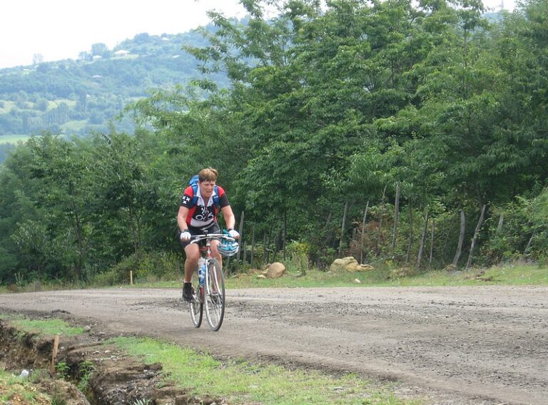 Fietser op een onverharde bosweg in Georgië