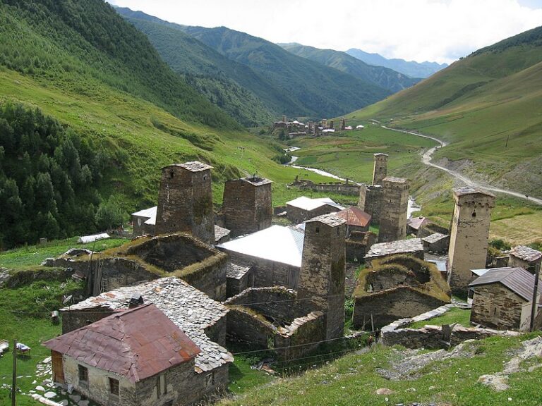 Wachttorens van Ushguli in Svaneti, eindpunt van de fietsreis door Georgië