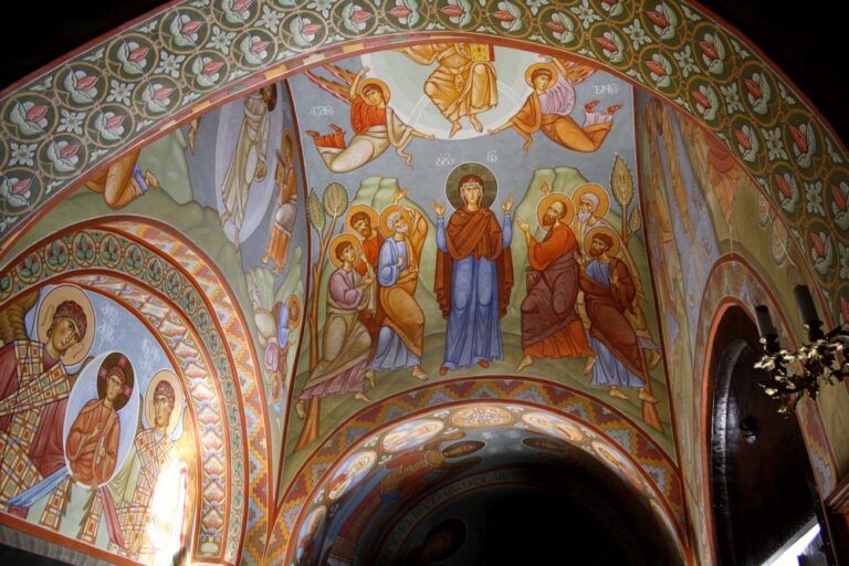 Kleurrijke fresco's in de koepel van een oude kerk in Tbilisi
