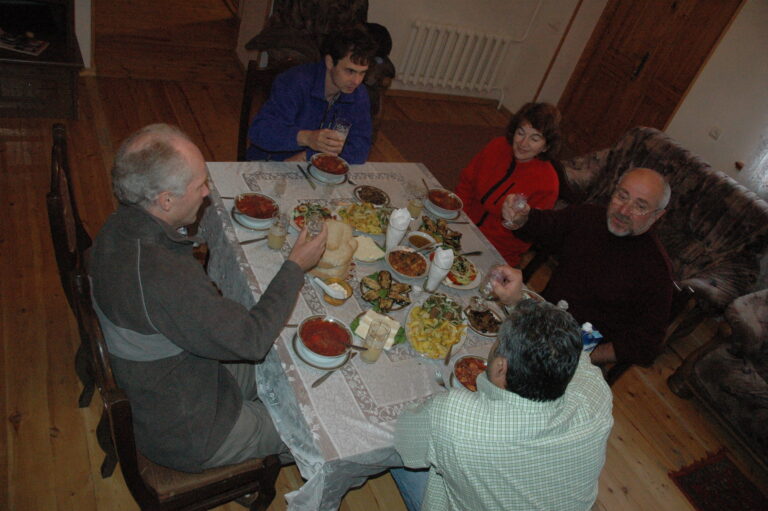 Reisgezelschap aan een rijk gedekte Georgische tafel