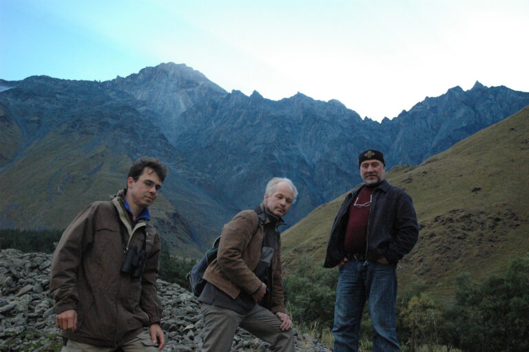 Reisgezelschap in de bergen bij Kazbegi, Georgië
