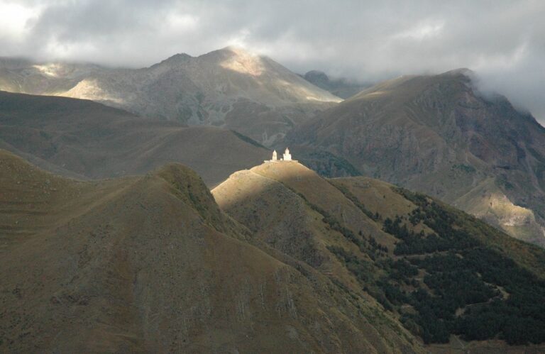 Kale bergtoppen boven Kazbegi in de Hoge Kaukasus