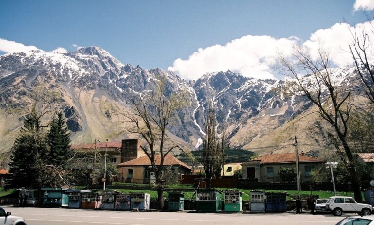Het dorp Stepantsminda, ook Kazbegi genoemd, aan de voet van de Hoge Kaukasus