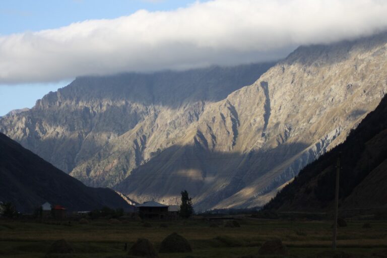 Kloof van de rivier Terek bij Kazbegi, Georgië