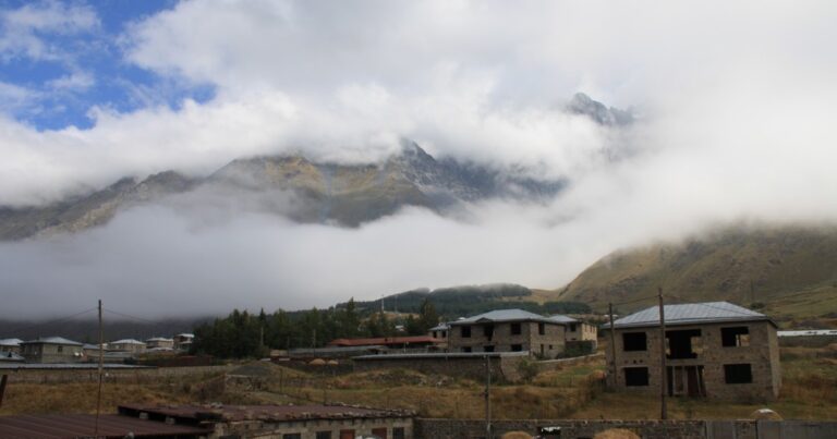 Laaghangende wolken boven de bergen van Kazbegi