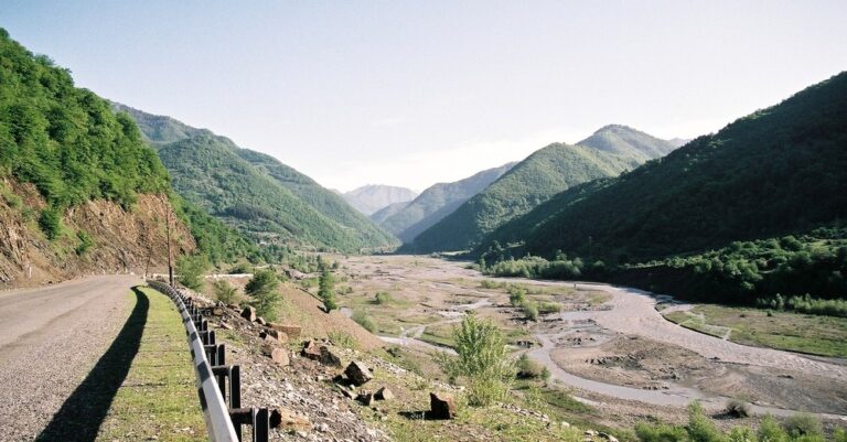 Rivierdal tussen beboste bergen in Georgië