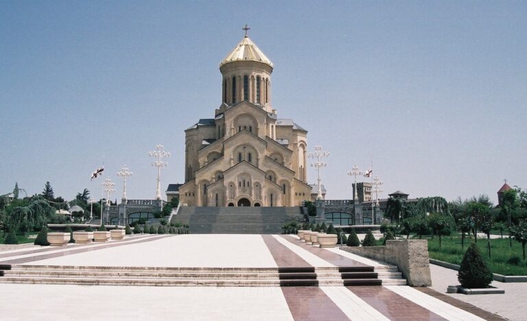 Voorplein en trappen van de Sameba-kathedraal in Tbilisi