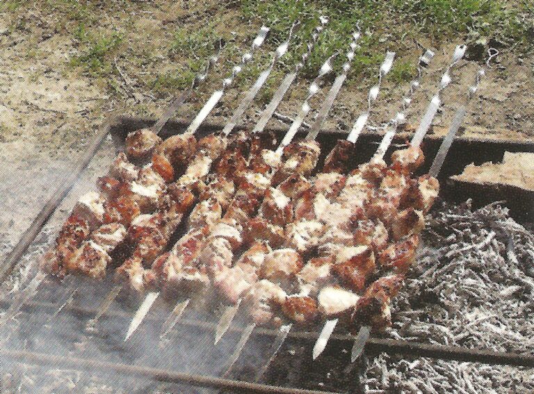Shashlik, gegrild vlees aan spiesen