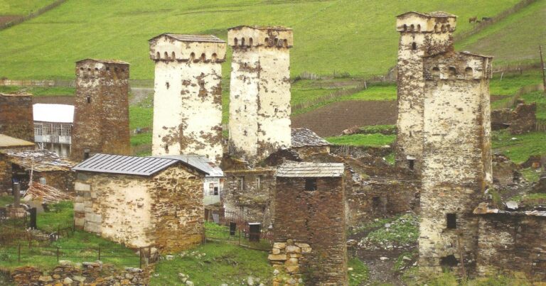 Middeleeuwse wachttorens in een dorp in Svaneti, Georgië