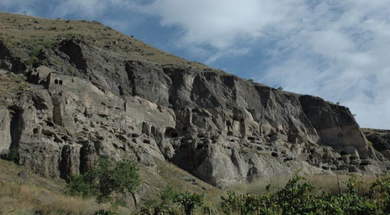 De canyon van de rivier Mtkvari bij het grottendorp Vardzia
