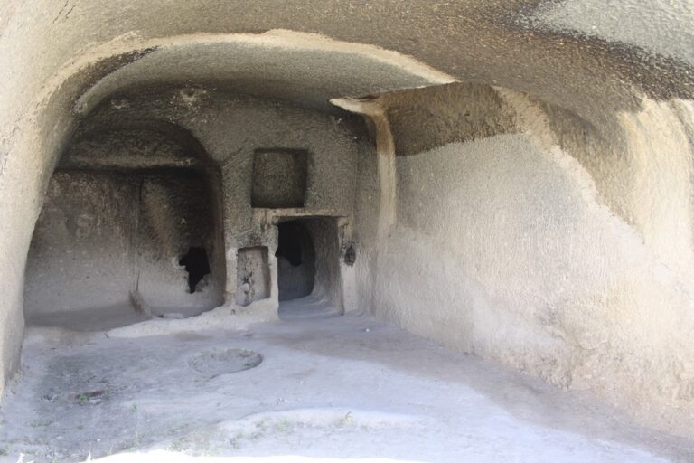 Kapel met iconen in het grottendorp Vardzia