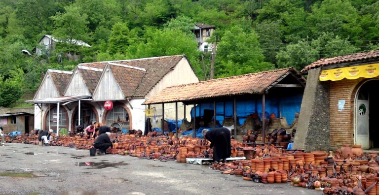 Wegrestaurant met terras onderweg naar Poti, Georgië