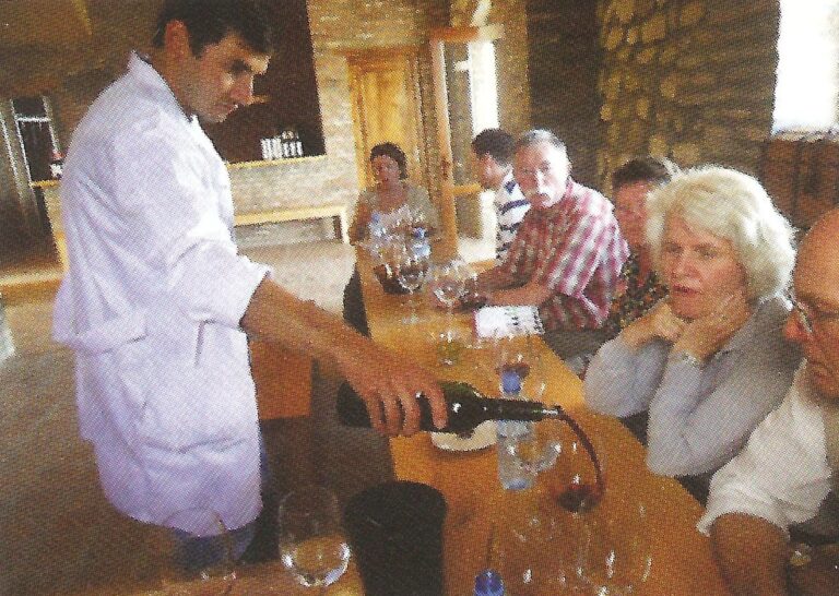 Wijnproeverij in een Georgische wijnkelder